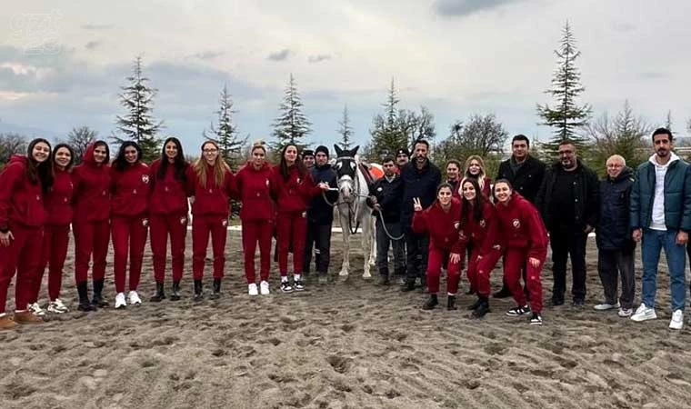 Kadın voleybolcular at binerek stres attı