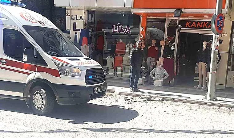 Elazığ’da yolda yürüyen vatandaş, saniyelerle ölümden döndü