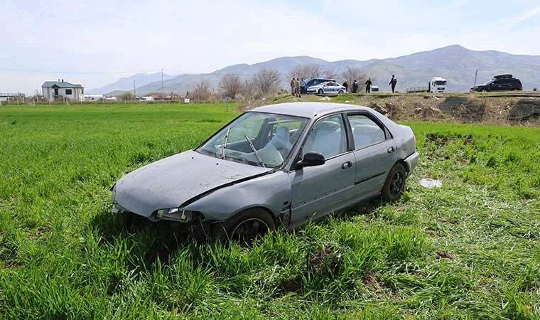 Otomobil tarlaya uçtu: 3 yaralı