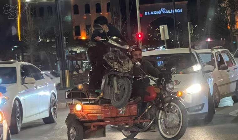 Arızalanan motoru, üstündeki sürücüyle başka bir motorla taşıdılar