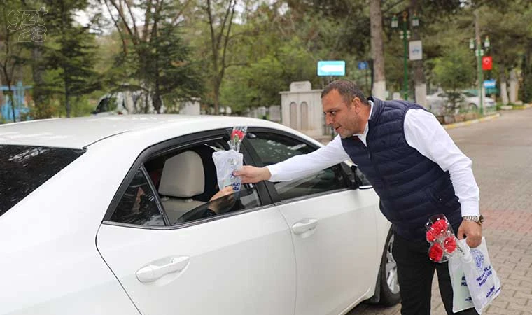 Elazığ Belediyesi, mezarlığa gelen vatandaşlara ikramda bulundu