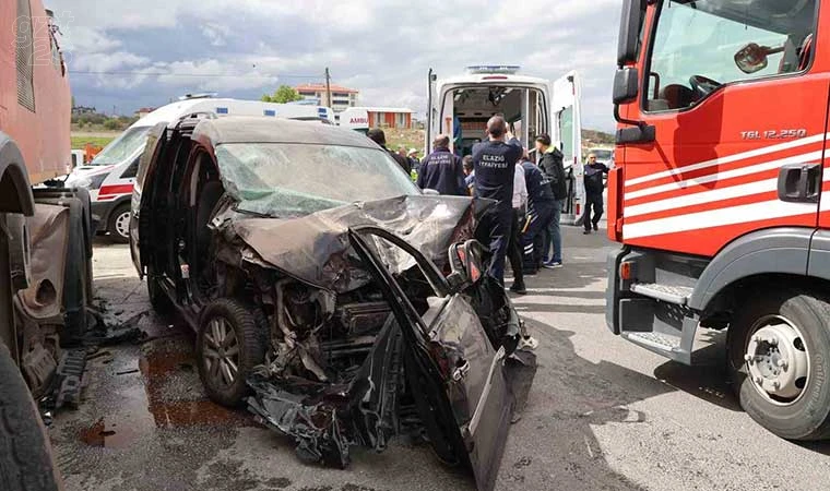 Elazığ’da hafif ticari araç, temizlik kamyonuna çarptı: 5 yaralı