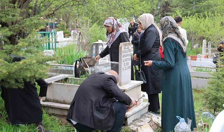 Vatandaşlar mezarlıklara akın etti