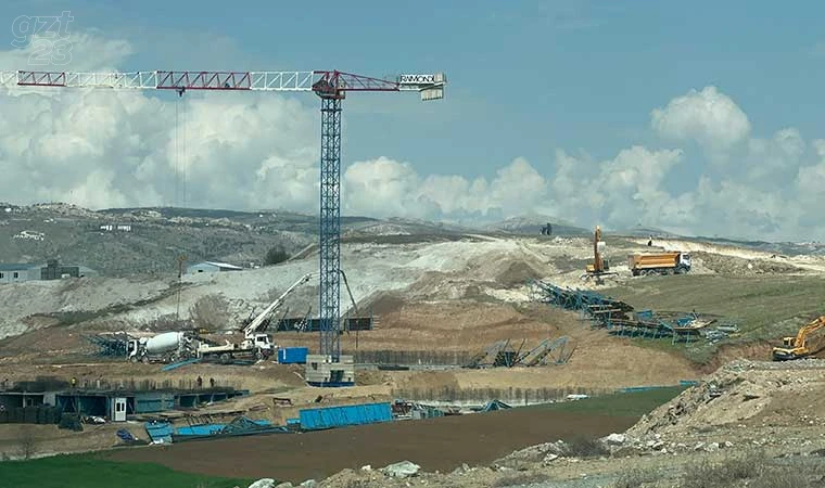 Zemindeki yarıklar paniğe neden oldu