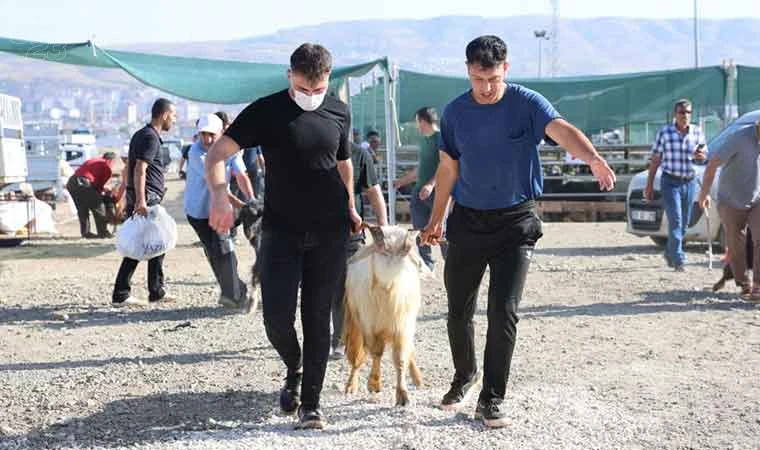 Elazığ’da vatandaşlar kurbanlarını kesti