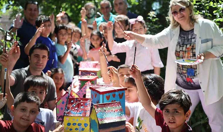 İlkokul öğrencileri sokak hayvanlarının yuvalarını onardı