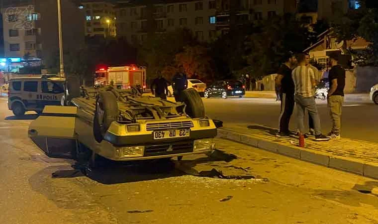 Kaldırıma çarpan otomobilin tekeri koptu, takla atıp ters yöne uçtu