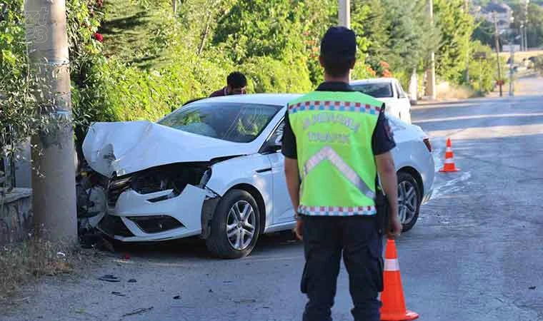 Otomobil beton direğe çarptı: 2 yaralı