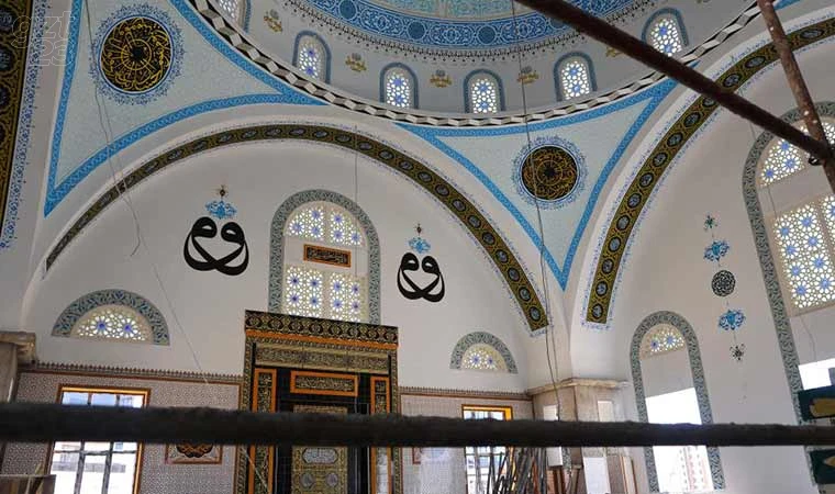 Hat ustası, 28 yıldır küçük fırçası ile 100’ün üzerinde cami süsledi