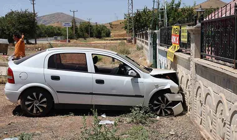 Otomobil bahçe duvarına çarptı: 5 yaralı