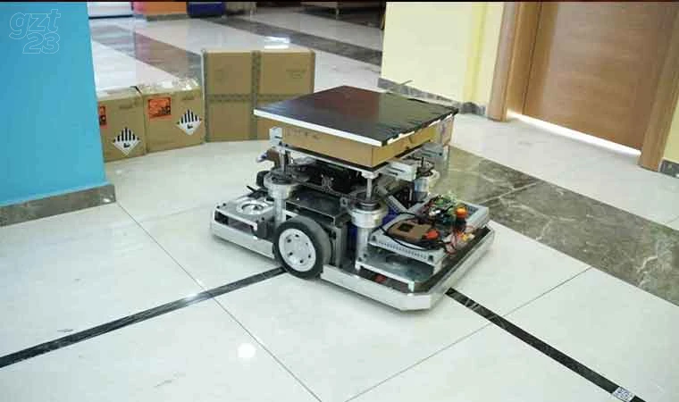 Öğrenciler tamamen otonom çalışan robot üretti: 1 buçuk ton yük kaldırabiliyor