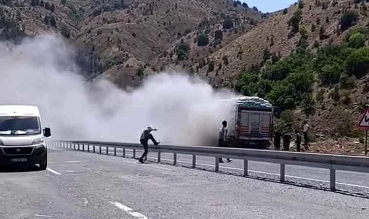 Seyir halindeki kamyondan yükselen dumanlar paniğe neden oldu