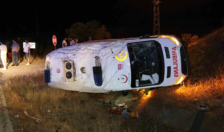 Ambulans şarampole devrildi: 3 yaralı