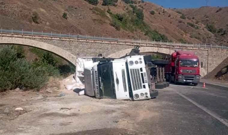 Elazığ'da tır devrildi: 1 yaralı