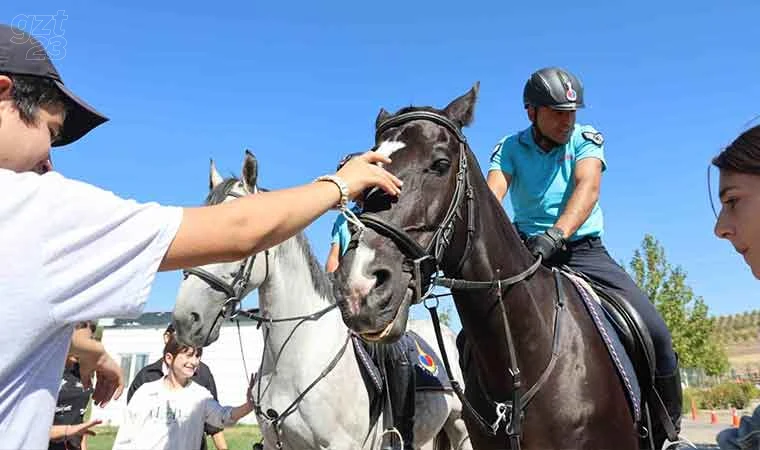 Ahıska Türkü çocuklardan atlı jandarma timine büyük ilgi