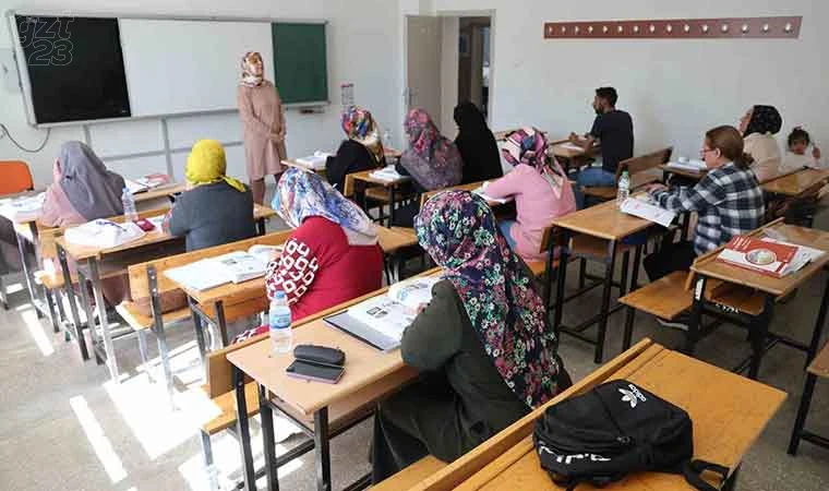 Çocuklarının okuduğu sıralarda şimdi kendileri ter döküyor