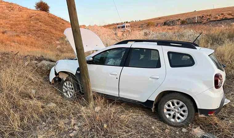 Elazığ’da otomobil şarampole yuvarlandı