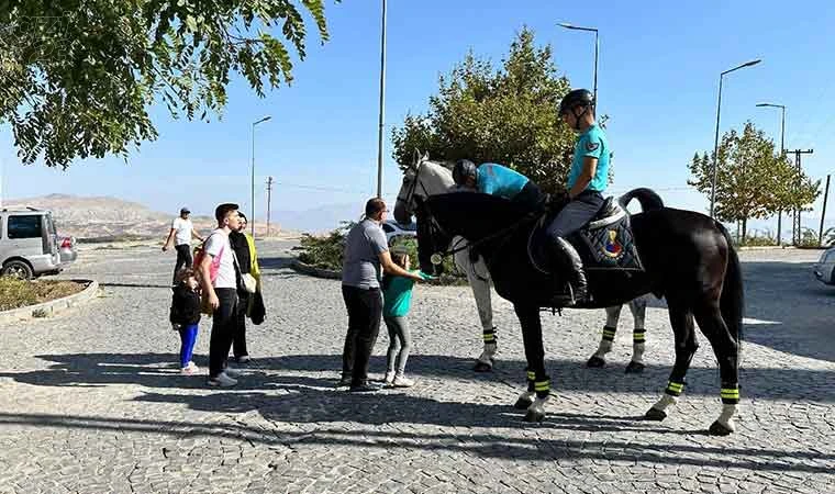 Harput’ta Atlı Jandarmalara yoğun ilgi