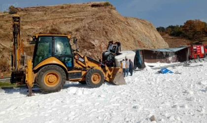 Virajı alamayan tuz yüklü tır devrildi: 1 yaralı