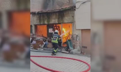 Elazığ’da dükkan alevlere teslim oldu