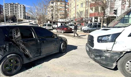 Minibüs ile otomobil çarpıştı: 1 yaralı