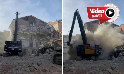Ağır hasarlı binaların yıkımı sürüyor
