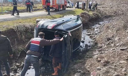 Elazığ’da otomobil yoldan çıkıp takla attı