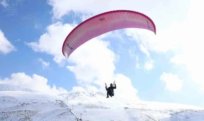 Göl manzaralı yamaç paraşütü keyfi
