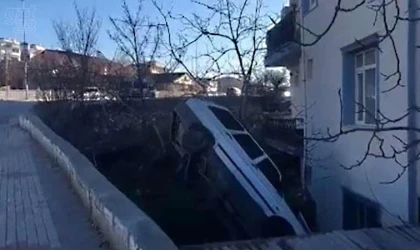 Otomobil apartman bahçesine uçtu