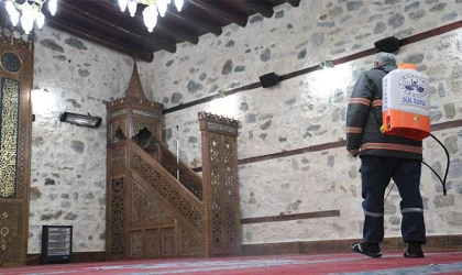 Camiler gül suyu ile yıkanıyor