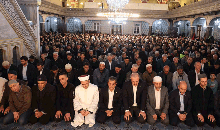 Bayram namazında camiler doldu taştı