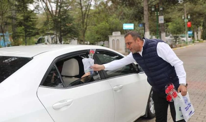 Elazığ Belediyesi, mezarlığa gelen vatandaşlara ikramda bulundu