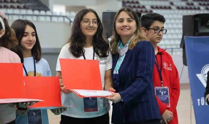 Dereceye giren öğrencilere ödülleri verildi