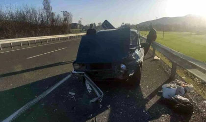 Lastiği patlayan otomobil bariyerlere çarparak kaza yaptı