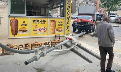 Aydınlatma direği faciayı önledi