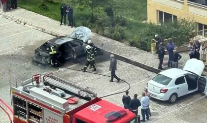 Elazığ’da otomobil alev alev yandı