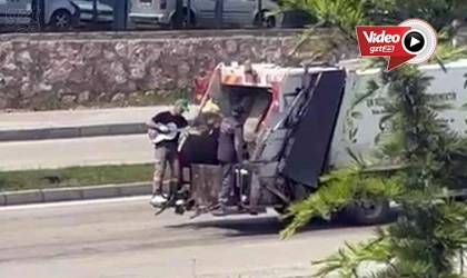 İşini aşkla yapan çöpçüden ’Rock yıldızını’ aratmayacak görüntü