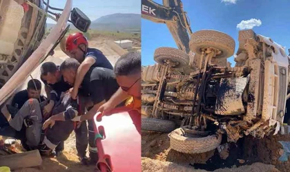 Kamyon devrildi, sıkışan sürücü ekipler tarafından çıkartıldı