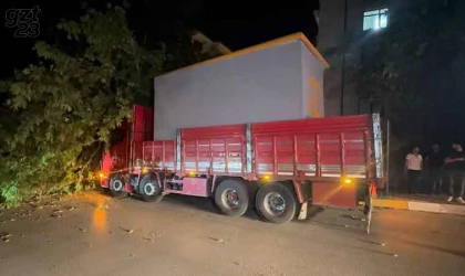 Trafo yüklü tır kaza yaptı