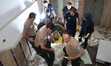 Asansör boşluğuna düşerek yaralanan şahsı itfaiye ekipleri kurtardı
