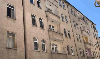 Üçüncü kattan düşen çocuk yaralandı