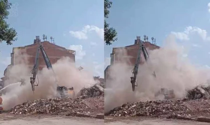 Hasarlı bina yıkımında toz arasında kalan operatör yürekleri ağza getirdi