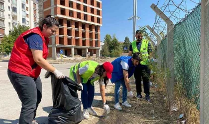 Elazığ’da gençlerden çevre temizliği