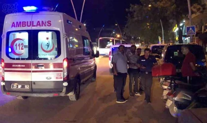 Motosiklet yayaya çarptı: 2 yaralı