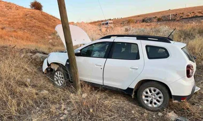 Elazığ’da otomobil şarampole yuvarlandı