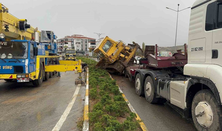 Taşıma aracının üstündeki dozer devrildi