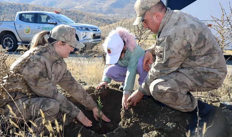 Jandarma, öğrencilerle fidan dikti