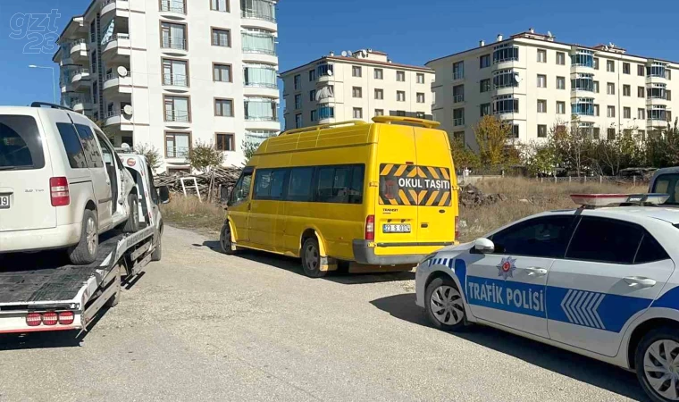 Öğrenci servisi hafif ticari araç ile çarpıştı