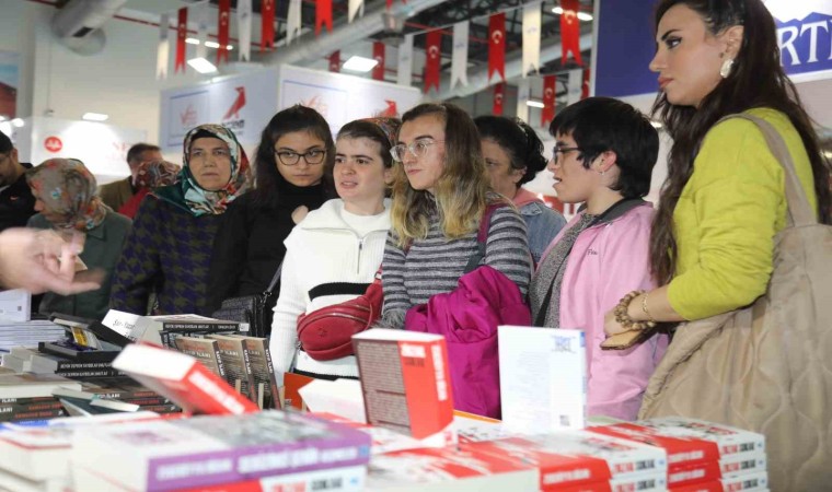 Özel bireyler Elazığ Belediyesi Kitap Fuarını gezdi