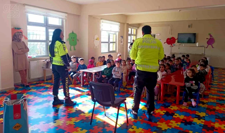 Polisten öğrencilere trafik eğitimi